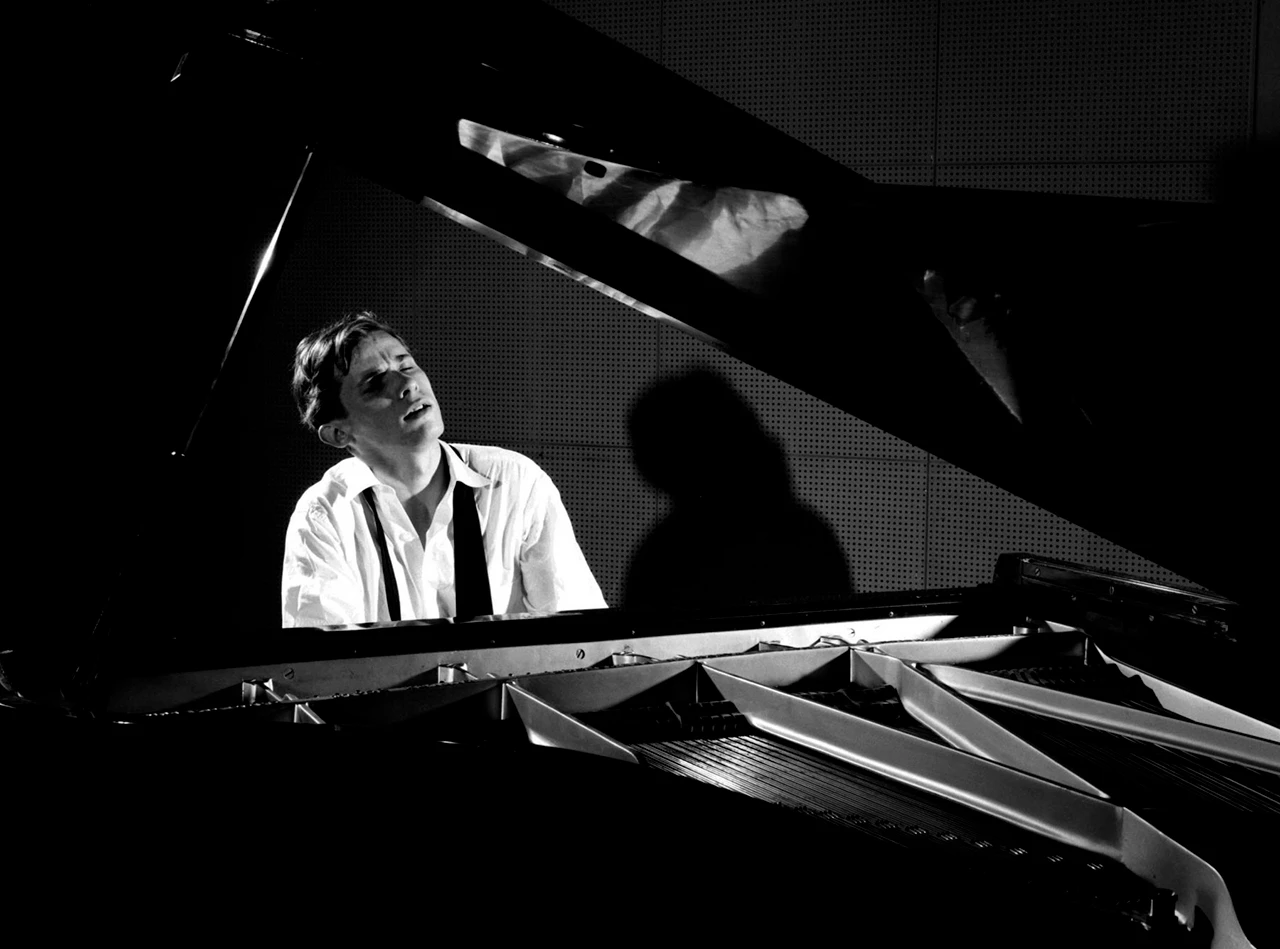 Glenn_Gould-piano-1956-b.jpg