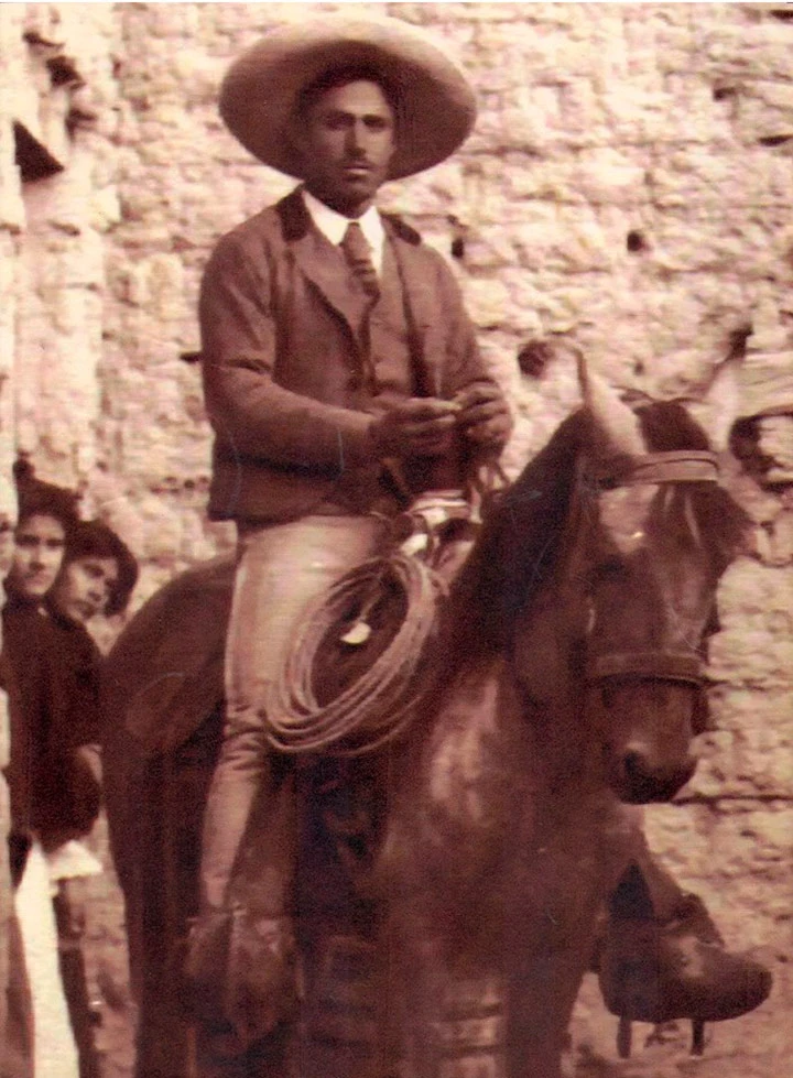06-El-Mochaorejas-b.jpg