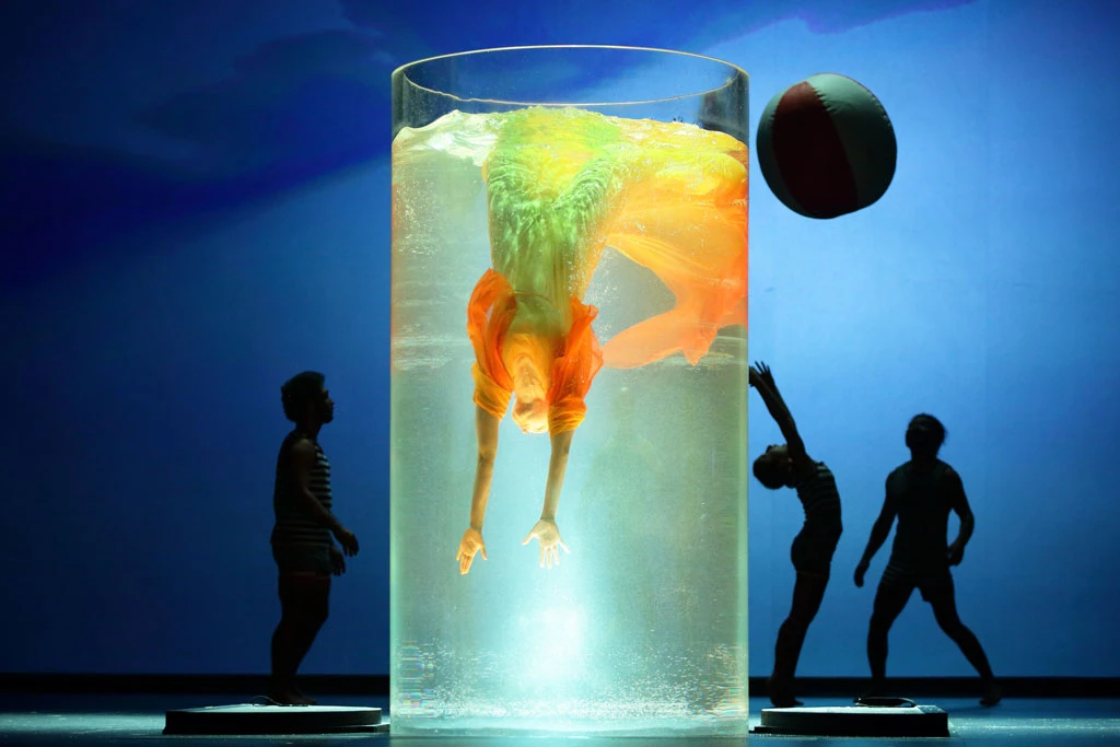 Einstein-on-the-beach_MG_9753cut.jpg Einstein on the Beach (2019) de Daniele Finzi Pasca, magistral adaptación de la célebre ópera de Philip Glass y Bob Wilson, dos de los mayores genios del arte musical y escénico contemporáneos