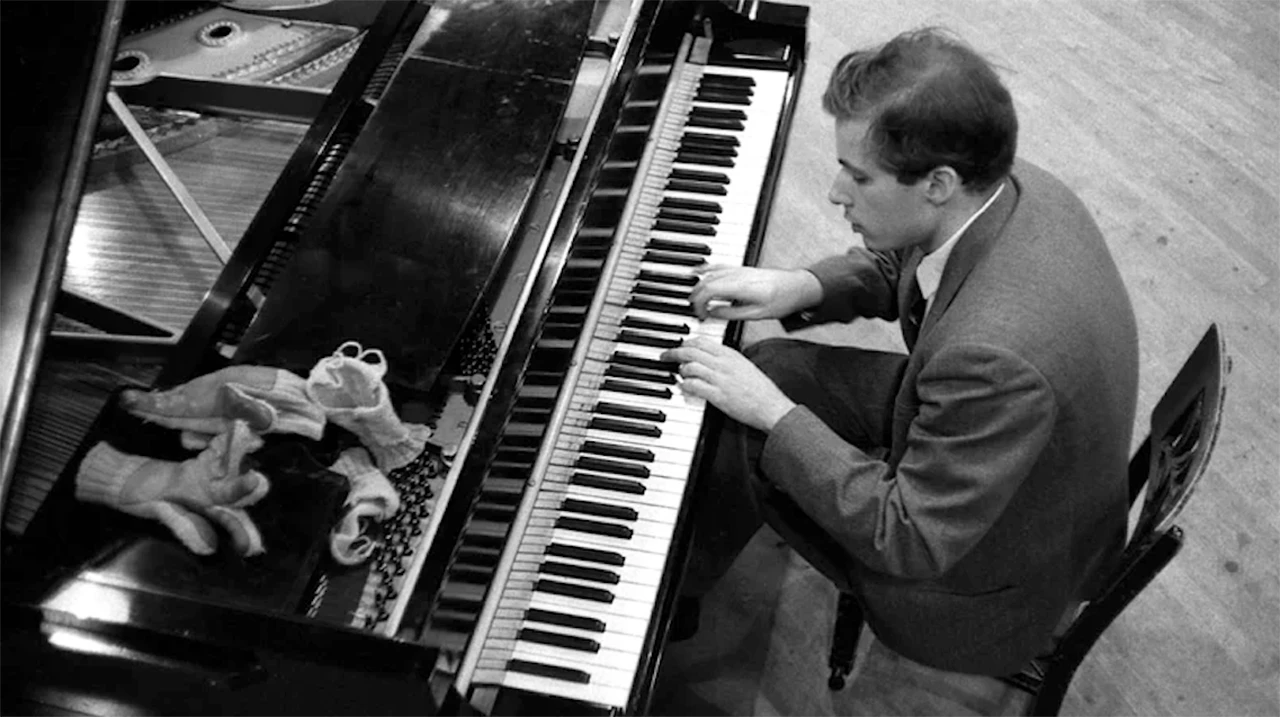 Glenn_Gould-abrigado-piano-b.jpg