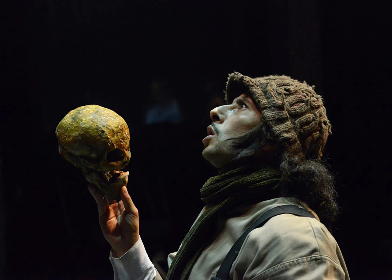 Hamlet1-dirFlavioGonzalez-b