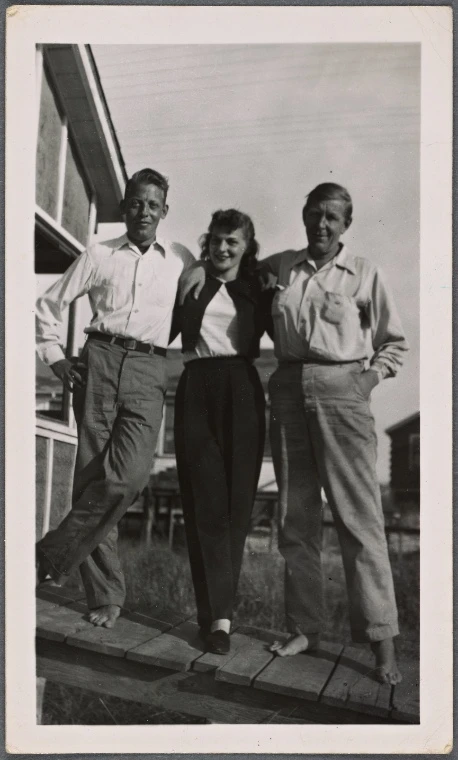 Kallman y Auden.jpg Chester Kallman, Rhoda Jaffe y W. H. Auden, 1950, Fire Island, Nueva York. (Fuente: colecciones digitales de la Biblioteca Pública de Nueva York)