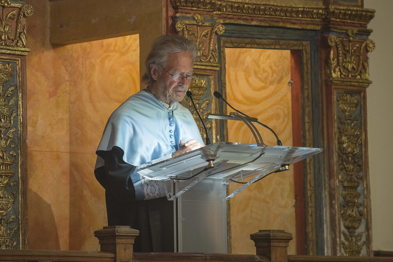 Discurso de Peter Handke.jpg Peter Handke pronuncia el discurso de aceptación del doctorado honoris causa de la Universidad de Alcalá de Henares, España, el 24 de mayo de 2017