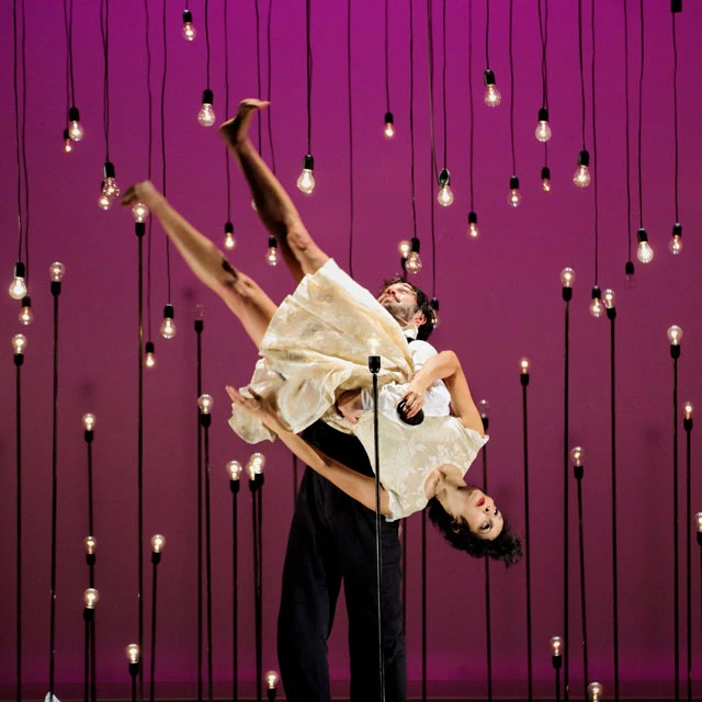 bianco-su-bianco-magenta_sq.jpg Bianco su Bianco (2014) es un relato de amor en el que dialogan las disciplinas milenarias del arte circense con las innovaciones tecnológicas.