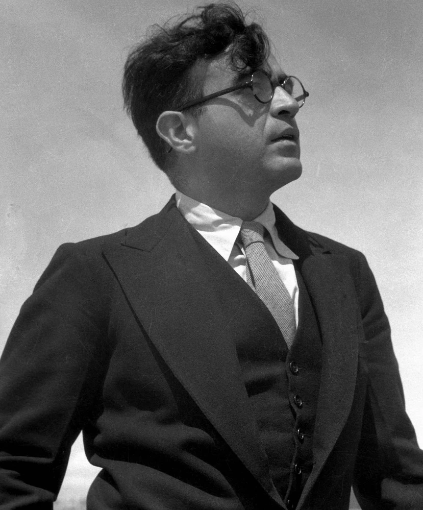 9Carlos-Chavez-by-Bravo-med-829x999.jpg Carlos Chávez, fotografía de Manuel Álvarez Bravo, circa 1930