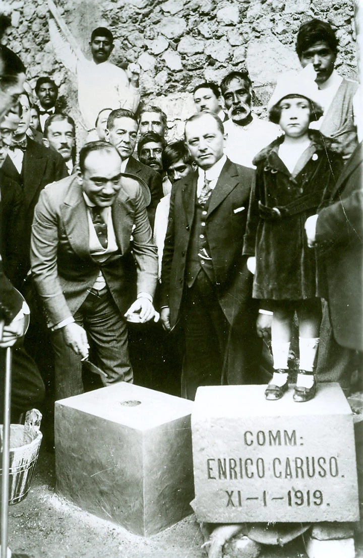 Caruso-primera-piedra-en-el-cine-Olimpia-b.jpg