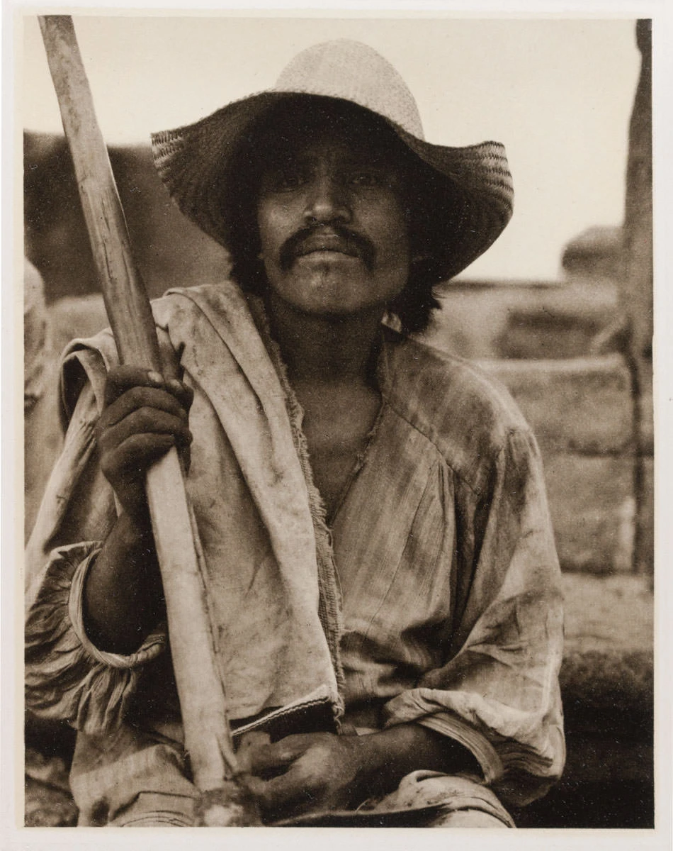 Paul Strand, Hombre con azadón, Los Remedios, 1933, colección Ricardo B. Salinas Pliego.jpg Paul Strand, Hombre con azadón, Los Remedios, 1933, colección Ricardo B. Salinas Pliego